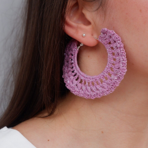 Choker de crochet hecho a mano, en forma de rosa.